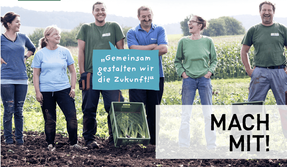 bauern auf einem feld mit sprechblase "gemeinsam gestalten wir die zukunft"