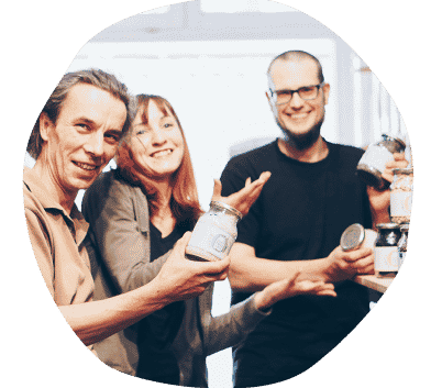 ladenmitarbeiter und mehrweggläser