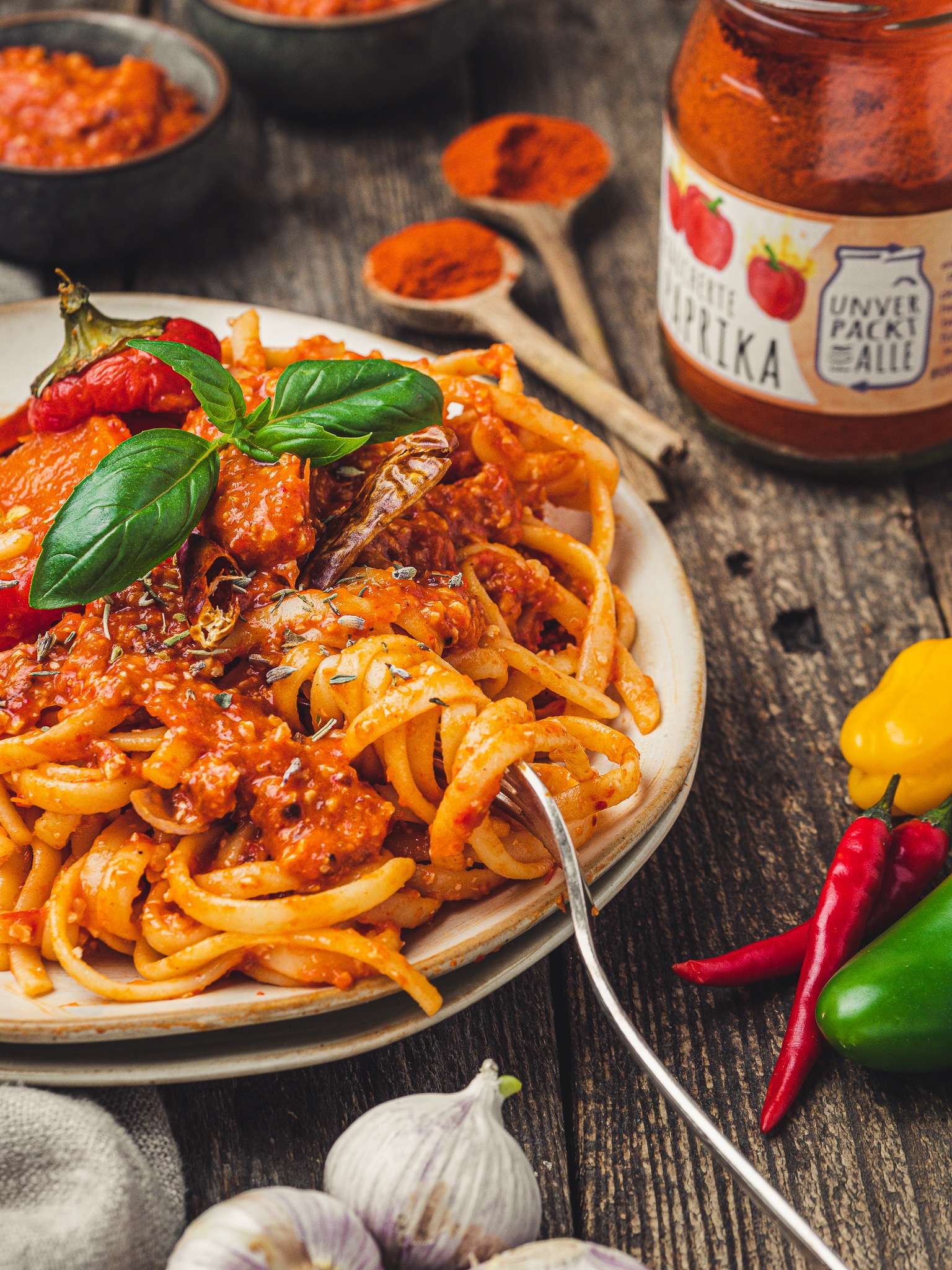 birds eye chili mehrwegglas neben pasta teller