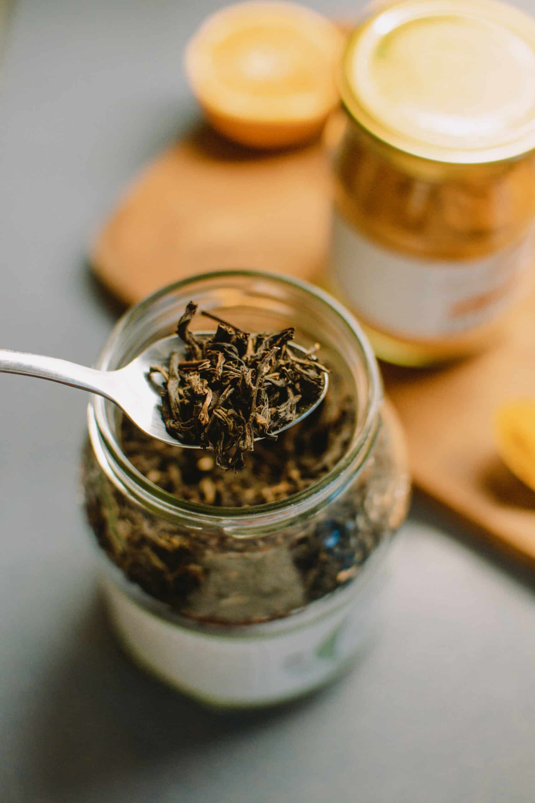 ein löffel wildtee aus dem mehrwegglas